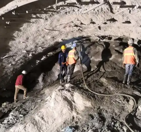 钢城隧道拱顶带模注浆料，微膨胀注浆料的特点及施工工艺